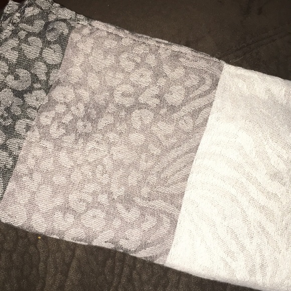 📂3 for 10 💋 gray animal print infinity scarf - Picture 3 of 3